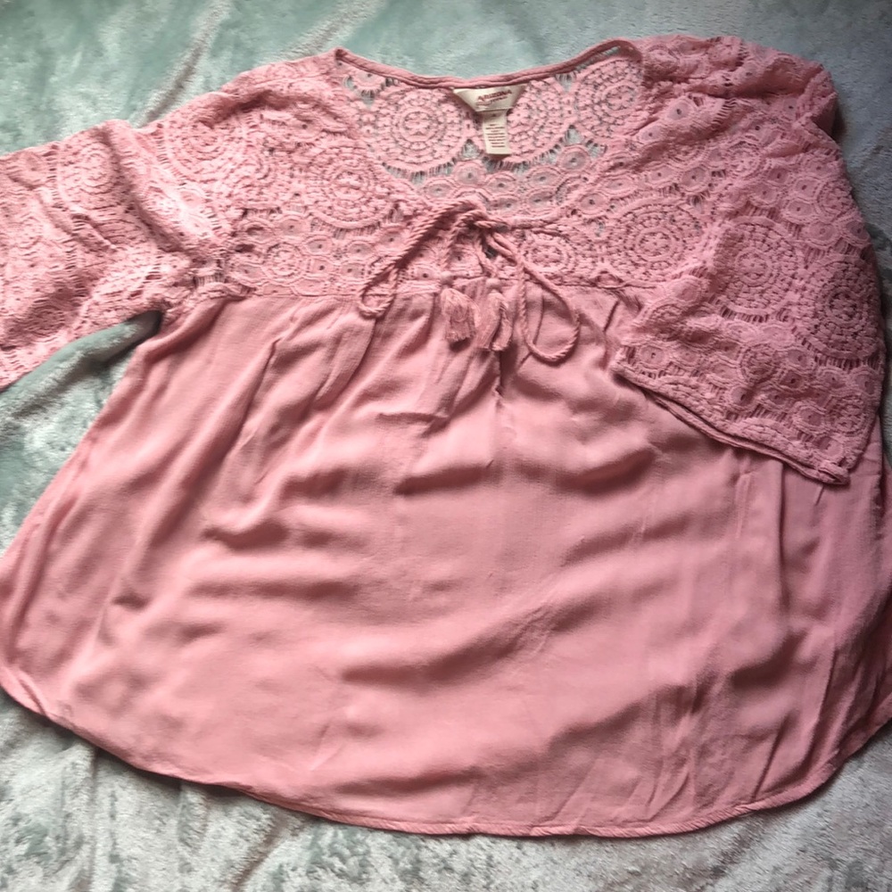 Lace quarter sleeved shirt